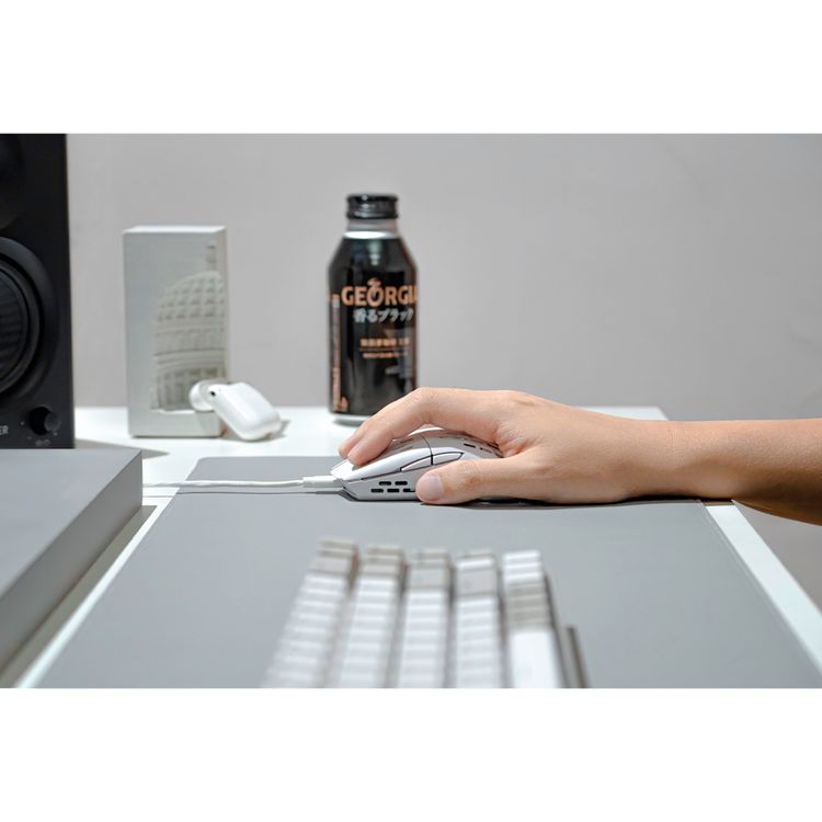 كيكرون ماوس الألعاب السلكي البصري PMW3389 مستشعر 16000 نقطة في البوصة ، 68 جرامًا خفيف الوزن للغاية ، ذاكرة داخلية ، إضاءة خلفية RGB ، جهاز كمبيوتر / ماك- أبيض