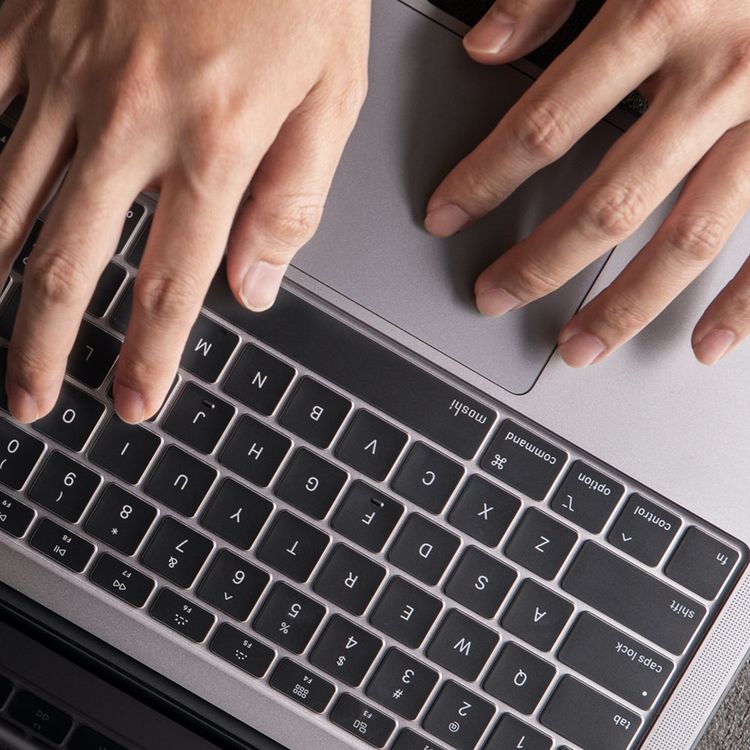 موشي واقي لوحة مفاتيح كلير جارد لجهاز ماك بوك ار 2020 ، تصميم الاتحاد الأوروبي ، نحيف للغاية ، مادة ممتازة - شفاف