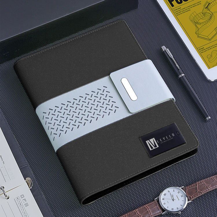 غطاء جلدي لدفتر ملاحظات Levelo Techbook مع بنك طاقة مدمج بقوة 8000 مللي أمبير في الساعة وقلم حبر جاف و80 ورقة ومجلد أوراق فضفاضة - أسود