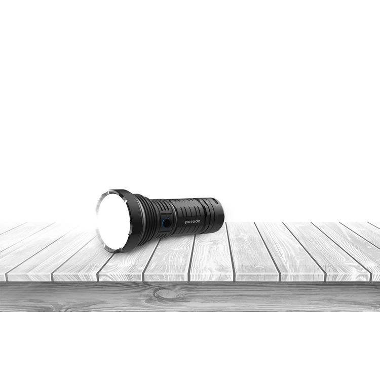 مصباح يدوي تكتيكي LED قابل لإعادة الشحن من Porodo للتخييم، سطوع 1800 لومن، سعة بطارية 6600 مللي أمبير، وقت شحن 6 ساعات، وقت تشغيل يصل إلى 5 ساعات، منفذ شحن من النوع C - أسود