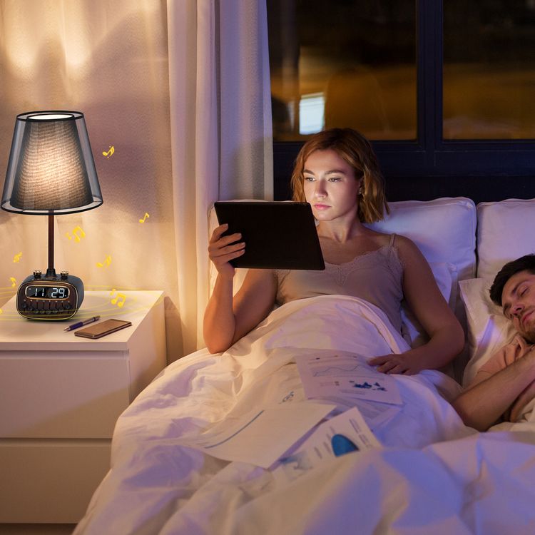 مصباح مكتبي ريترو من بورودو مع ضوضاء بيضاء ومكبر صوت بتقنية البلوتوث ووظيفة التنبيه والغفوة و3 مستويات سطوع (منخفضة ومتوسطة وعالية) وشحن لاسلكي مزدوج وشاشة رقمية عالية الدقة - أسود 