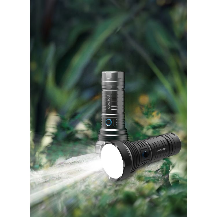 مصباح يدوي تكتيكي LED قابل لإعادة الشحن من Porodo للتخييم، سطوع 1800 لومن، سعة بطارية 6600 مللي أمبير، وقت شحن 6 ساعات، وقت تشغيل يصل إلى 5 ساعات، منفذ شحن من النوع C - أسود