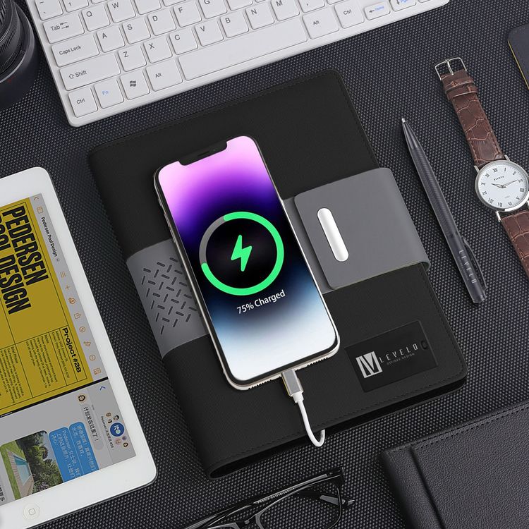 غطاء جلدي لدفتر ملاحظات Levelo Techbook مع بنك طاقة مدمج بقوة 8000 مللي أمبير في الساعة وقلم حبر جاف و80 ورقة ومجلد أوراق فضفاضة - أسود