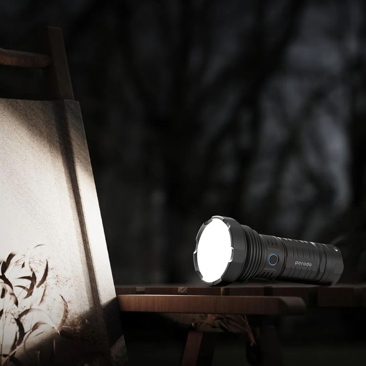 مصباح يدوي تكتيكي LED قابل لإعادة الشحن من Porodo للتخييم، سطوع 1800 لومن، سعة بطارية 6600 مللي أمبير، وقت شحن 6 ساعات، وقت تشغيل يصل إلى 5 ساعات، منفذ شحن من النوع C - أسود