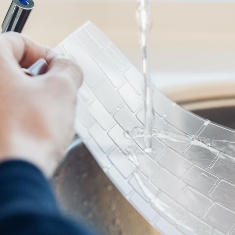 موشي واقي لوحة مفاتيح كلير جارد لجهاز ماك بوك ار 2020 ، تصميم الاتحاد الأوروبي ، نحيف للغاية ، مادة ممتازة - شفاف